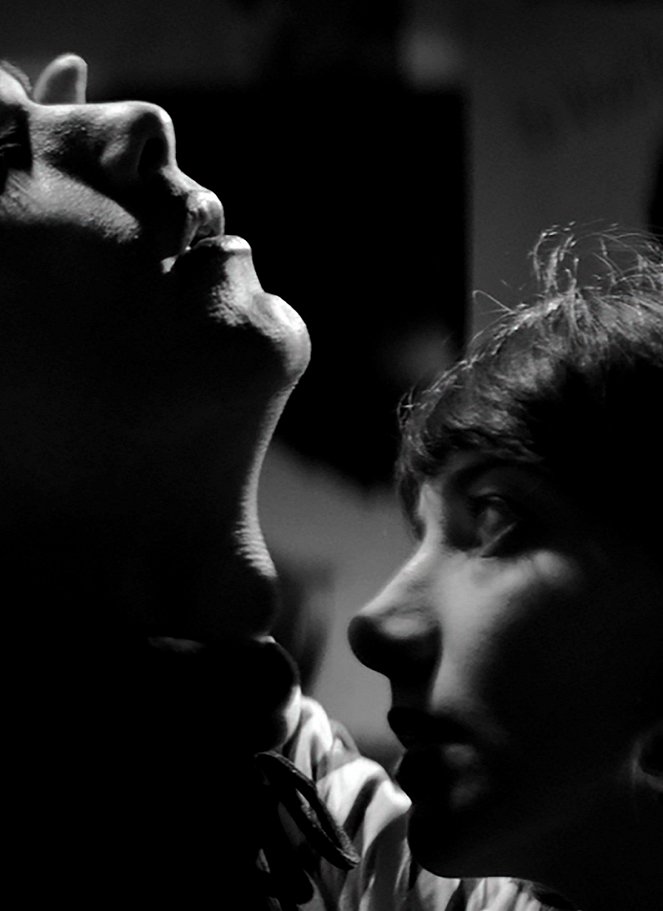 A Girl Walks Home Alone At Night - Filmfotos