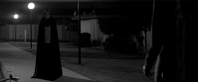 A Girl Walks Home Alone at Night - Van film - Sheila Vand