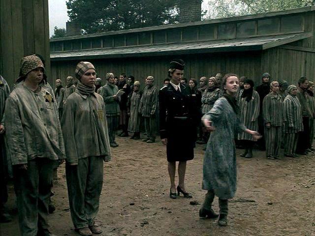 Auschwitz - Out of the Ashes - Filmfotos - Nina Young