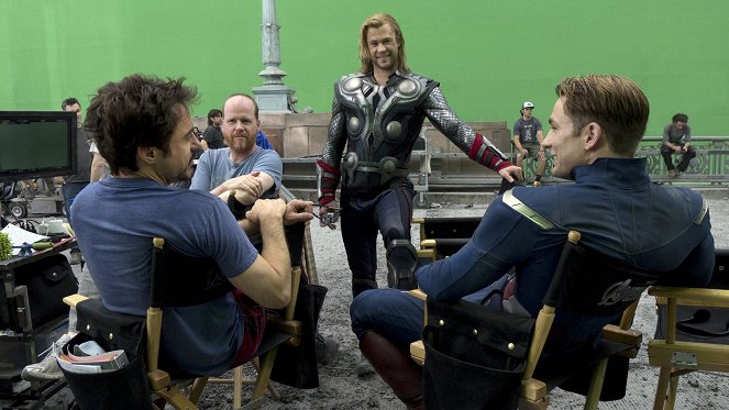 Avengers - Z natáčení - Robert Downey Jr., Joss Whedon, Chris Hemsworth, Chris Evans