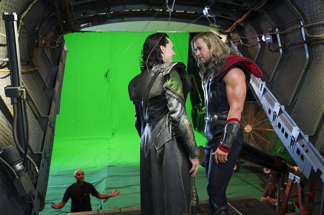 Avengers - Z natáčení - Tom Hiddleston, Chris Hemsworth