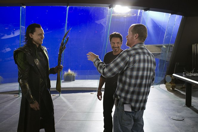 Avengers - Z natáčení - Tom Hiddleston, Robert Downey Jr., Joss Whedon