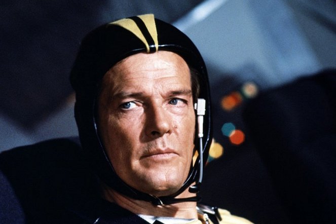James Bond: Holdkelte - Filmfotók - Roger Moore