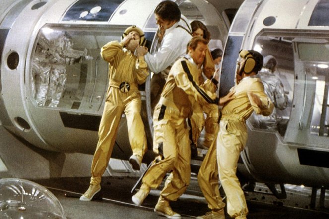 007 - Aventura no Espaço - Do filme - Richard Kiel, Roger Moore