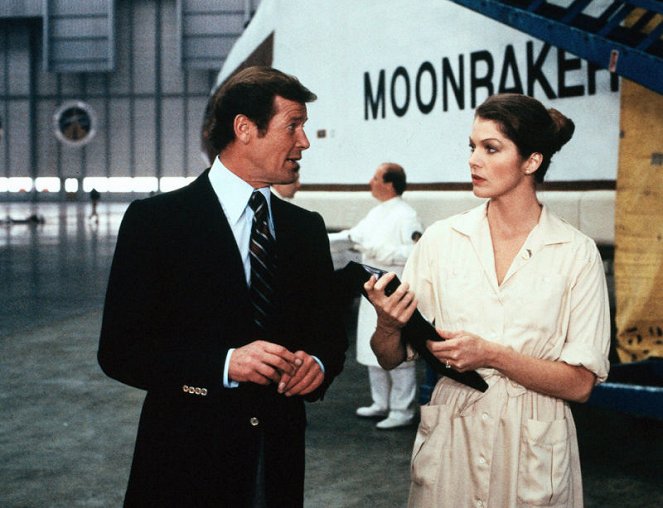 Moonraker - Z filmu - Roger Moore, Lois Chiles