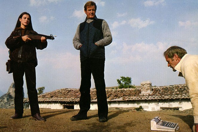 Szigorúan bizalmas - Filmfotók - Carole Bouquet, Roger Moore, Julian Glover