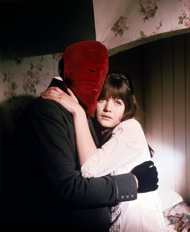 Im Todesgriff der roten Maske - Filmfotos - Sally Geeson
