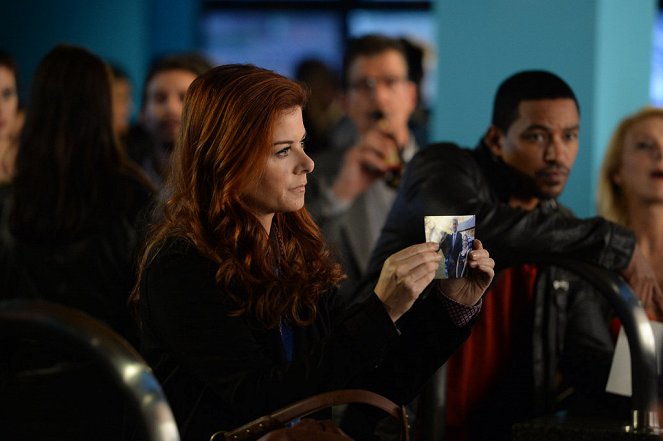 The Mysteries of Laura - Season 1 - The Mystery of the Fertility Fatality - Photos - Debra Messing, Laz Alonso