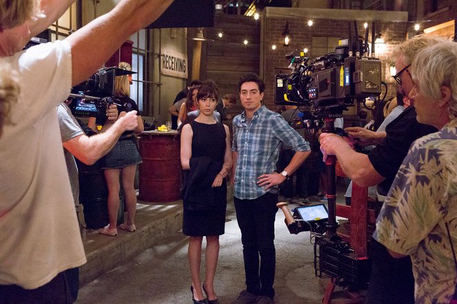 A to Z - C Is for Curiouser & Curiouser - De filmagens - Cristin Milioti, Ben Feldman