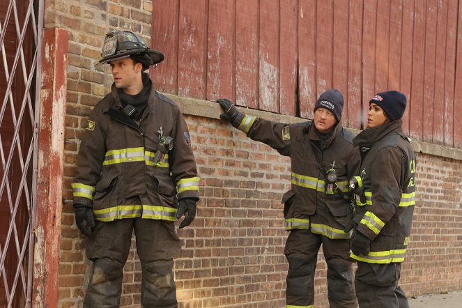 Chicago Fire - Pokaždé - Z filmu - Jesse Spencer, Christian Stolte, Monica Raymund