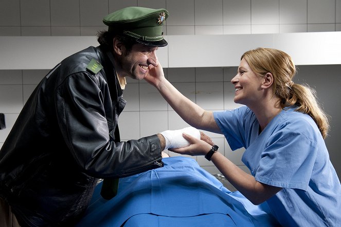 Hubert und Staller - Requiem für Miss Oberbayern - Filmfotos - Helmfried von Lüttichau, Karin Thaler