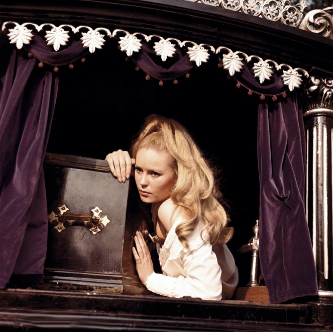 Dracula Has Risen from the Grave - Filmfotók - Veronica Carlson