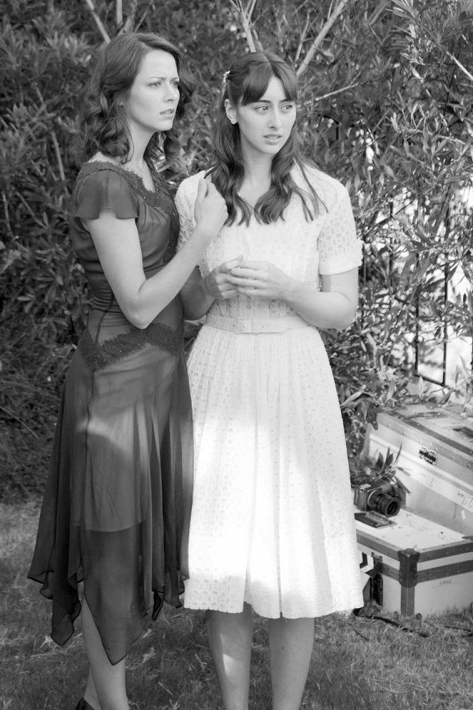 Much Ado About Nothing - Van film - Amy Acker, Jillian Morgese