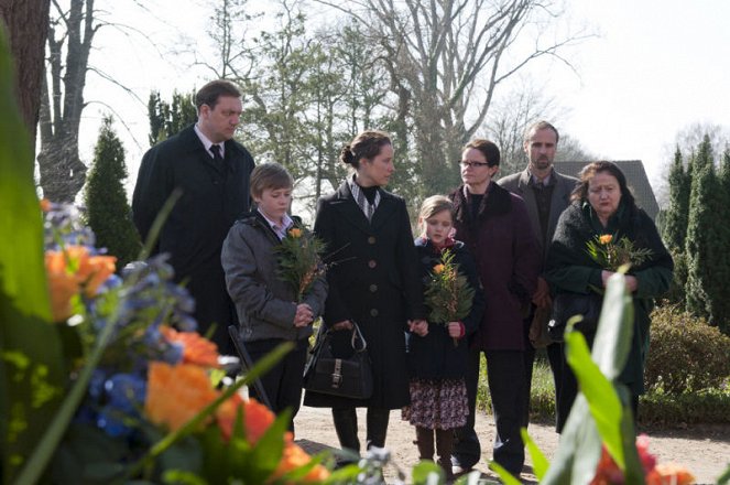 Herzversagen - Filmfotók - Charly Hübner, Tom Blücher, Caroline Ebner, Liselotte Voß, Katrin Pollitt, Jan Georg Schütte