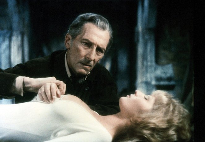 Dracula jagt Mini-Mädchen - Filmfotos - Peter Cushing, Stephanie Beacham