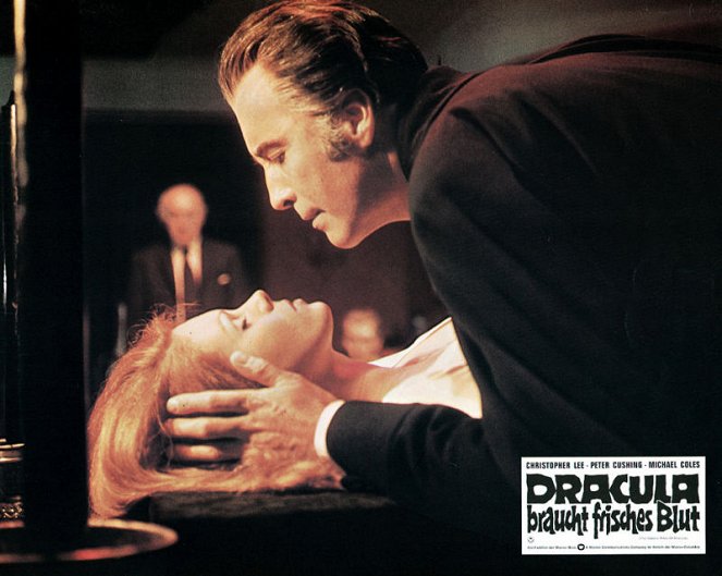 Szatański plan Draculi - Lobby karty - Joanna Lumley, Christopher Lee