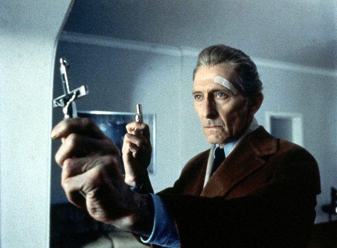 The Satanic Rites of Dracula - Do filme - Peter Cushing