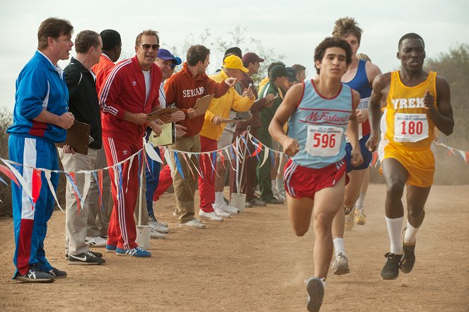 McFarland: Útek pred chudobou - Z filmu - Kevin Costner, Hector Duran