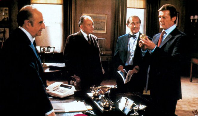 James Bond: Chobotnička - Z filmu - Robert Brown, Geoffrey Keen, Douglas Wilmer, Roger Moore