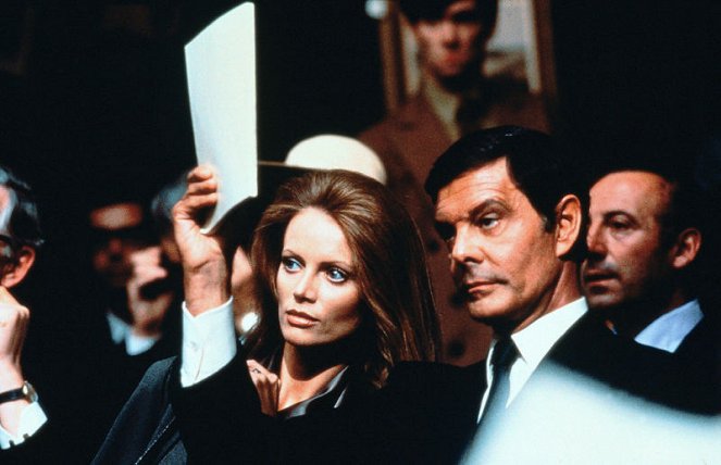 James Bond: Chobotnička - Z filmu - Kristina Wayborn, Louis Jourdan