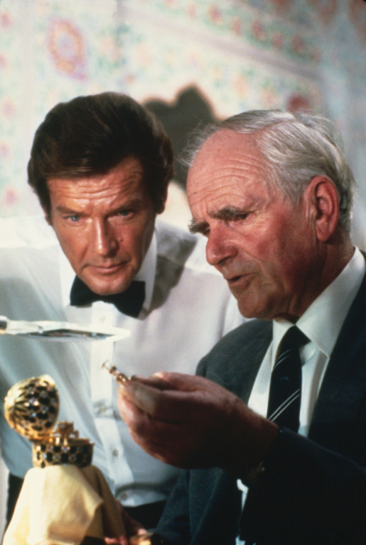 Ośmiorniczka - Z filmu - Roger Moore, Desmond Llewelyn