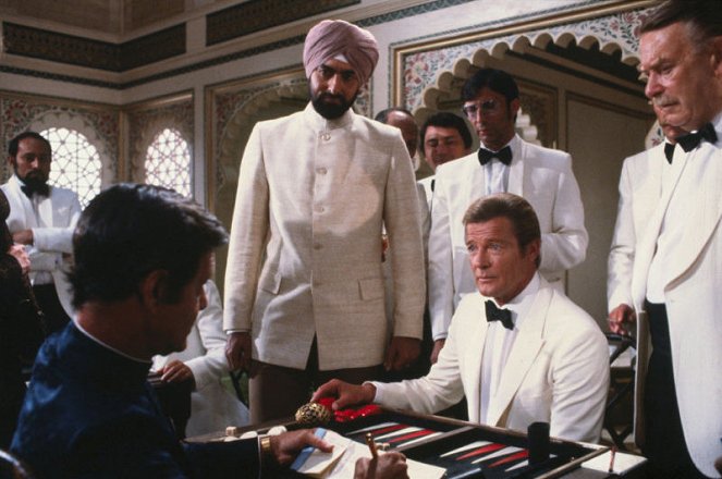 007 - Operação Tentáculo - Do filme - Louis Jourdan, Kabir Bedi, Roger Moore
