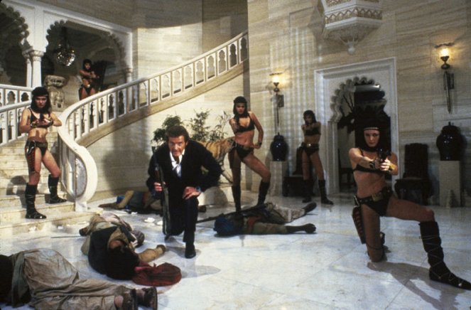 James Bond: Chobotnička - Z filmu - Roger Moore
