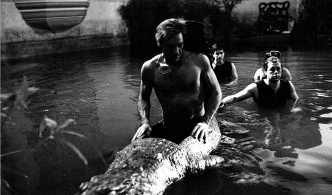 007 - Operação Tentáculo - De filmagens - Roger Moore