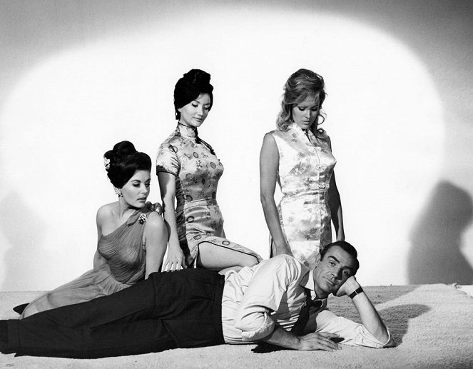 James Bond 007 jagt Dr. No - Werbefoto - Eunice Gayson, Zena Marshall, Ursula Andress, Sean Connery