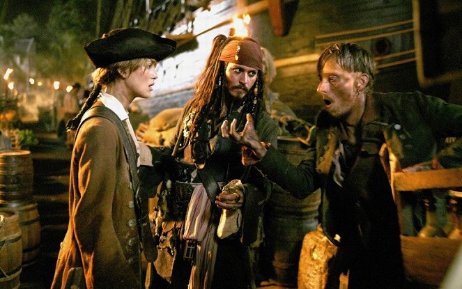 Piratas das Caraíbas - O Cofre do Homem Morto - Do filme - Keira Knightley, Johnny Depp, Mackenzie Crook