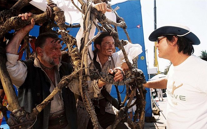 Piratas das Caraíbas - O Cofre do Homem Morto - De filmagens - Kevin McNally, Orlando Bloom, Gore Verbinski