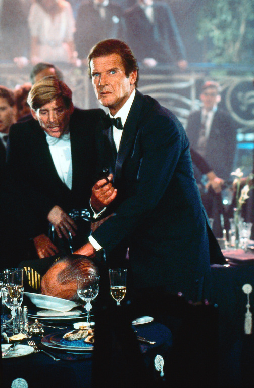 007 - Alvo em Movimento - Do filme - Roger Moore