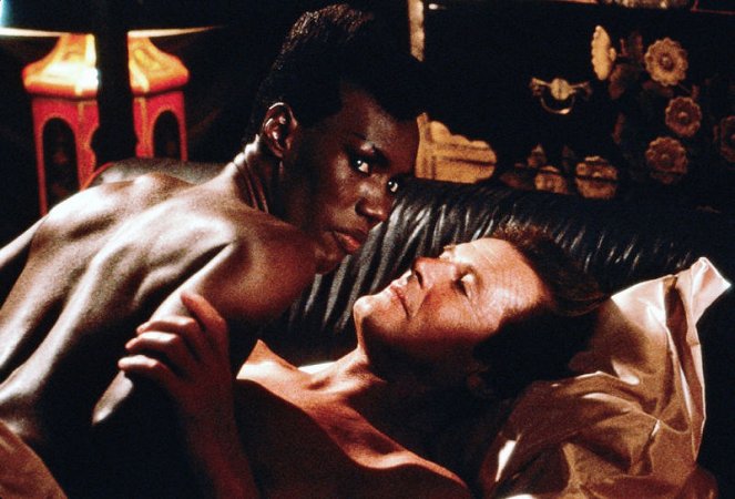 Panorama para matar - De la película - Grace Jones, Roger Moore