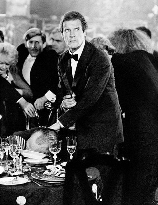 007 - Alvo em Movimento - Do filme - Roger Moore