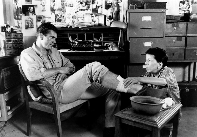 The Year of Living Dangerously - Van film - Mel Gibson, Linda Hunt