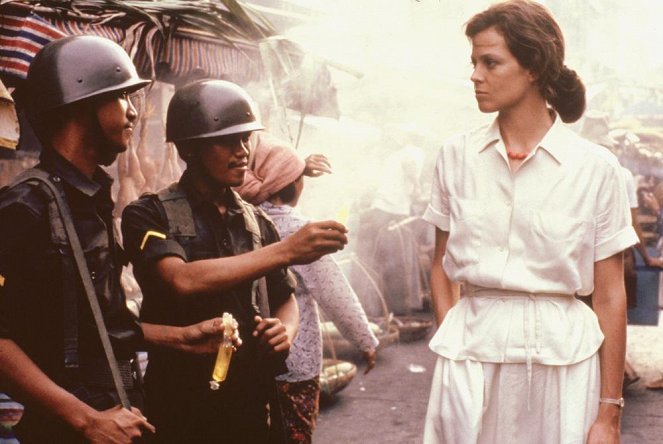 The Year of Living Dangerously - Van film - Sigourney Weaver