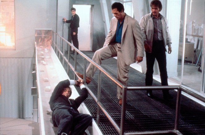 James Bond: A magányos ügynök - Filmfotók - Timothy Dalton, Benicio Del Toro, Robert Davi