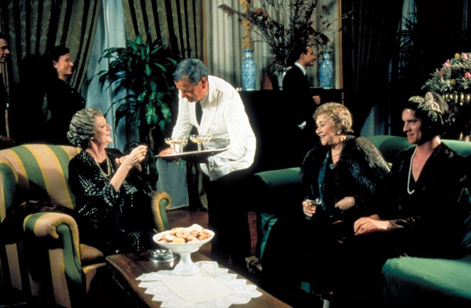 Tee mit Mussolini - Filmfotos - Maggie Smith, Joan Plowright