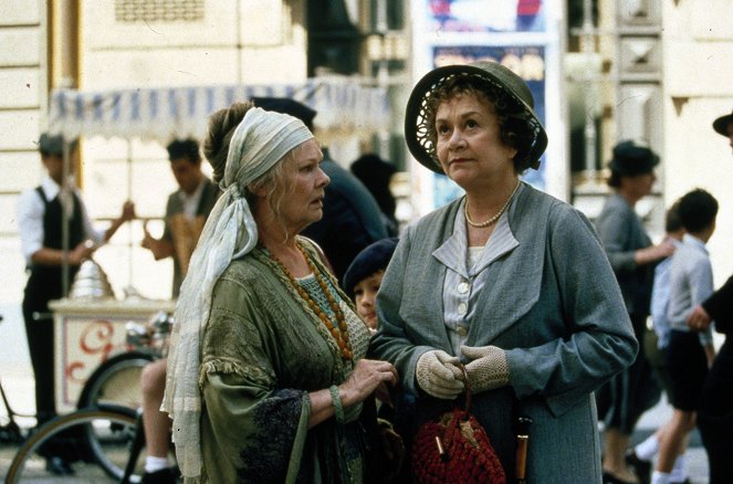 Tea Mussolinivel - Filmfotók - Judi Dench, Joan Plowright