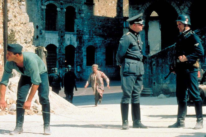 Tee mit Mussolini - Filmfotos - Chris Larkin