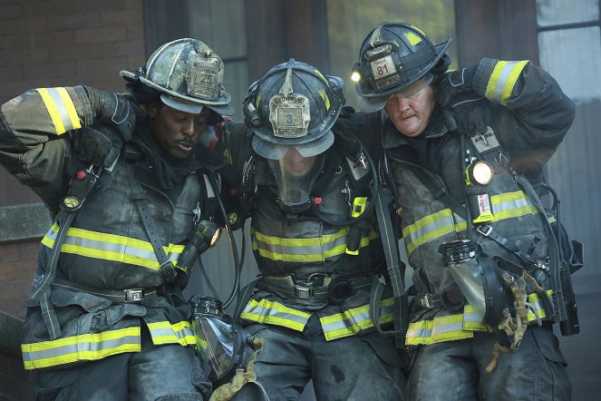 Chicago Fire - Season 2 - Problematyczny dom - Z filmu - Eamonn Walker, Taylor Kinney, Christian Stolte