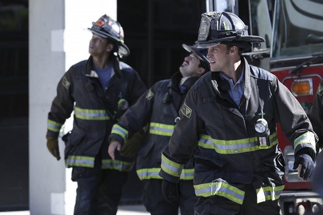 Chicago Fire - A Nuisance Call - Kuvat elokuvasta - Charlie Barnett, Yuriy Sardarov, Jesse Spencer