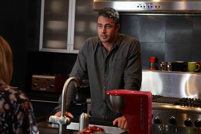 Chicago Fire - Rhymes with Shout - De la película - Taylor Kinney