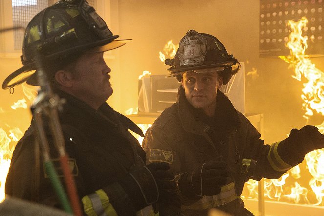 Chicago Fire - Rzucone w twarz - Z filmu - Christian Stolte, Jesse Spencer