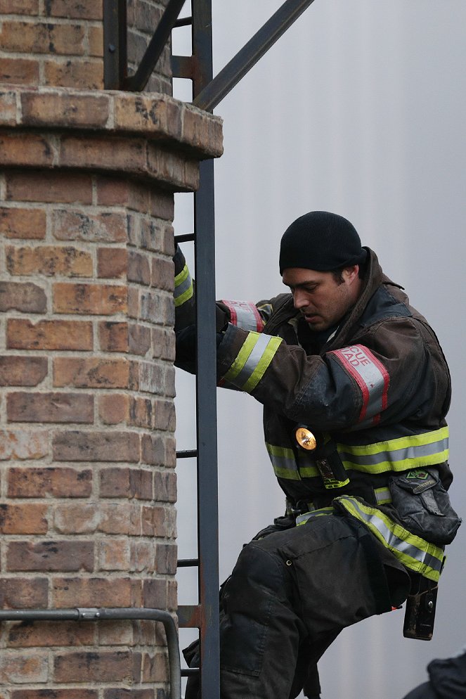 Chicago Fire - Out with a Bang - Photos - Taylor Kinney