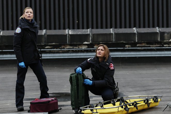 Chicago Fire - Out with a Bang - Do filme - Lauren German, Christine Evangelista
