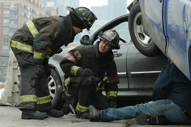 Chicago Fire - When Things Got Rough - Van film - Taylor Kinney