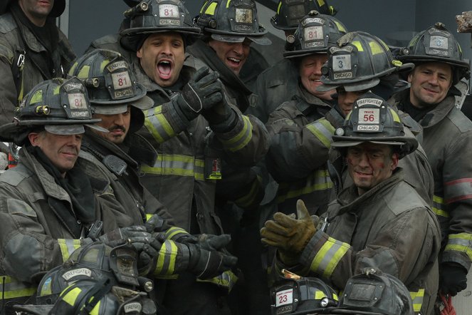 Chicago Fire - Mroczny dzień - Z filmu - David Eigenberg, Yuriy Sardarov, Joe Minoso, Christian Stolte