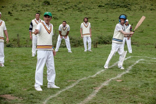 Un village presque parfait - Z filmu - Elie Semoun, Denis Podalydès