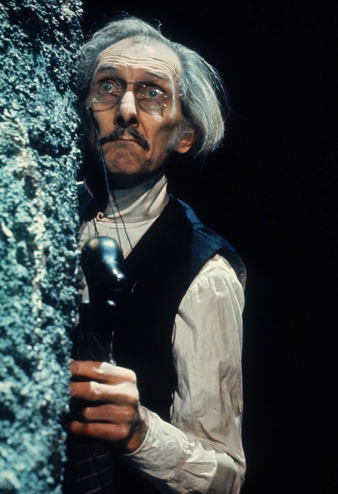 At the Earth's Core - Filmfotók - Peter Cushing